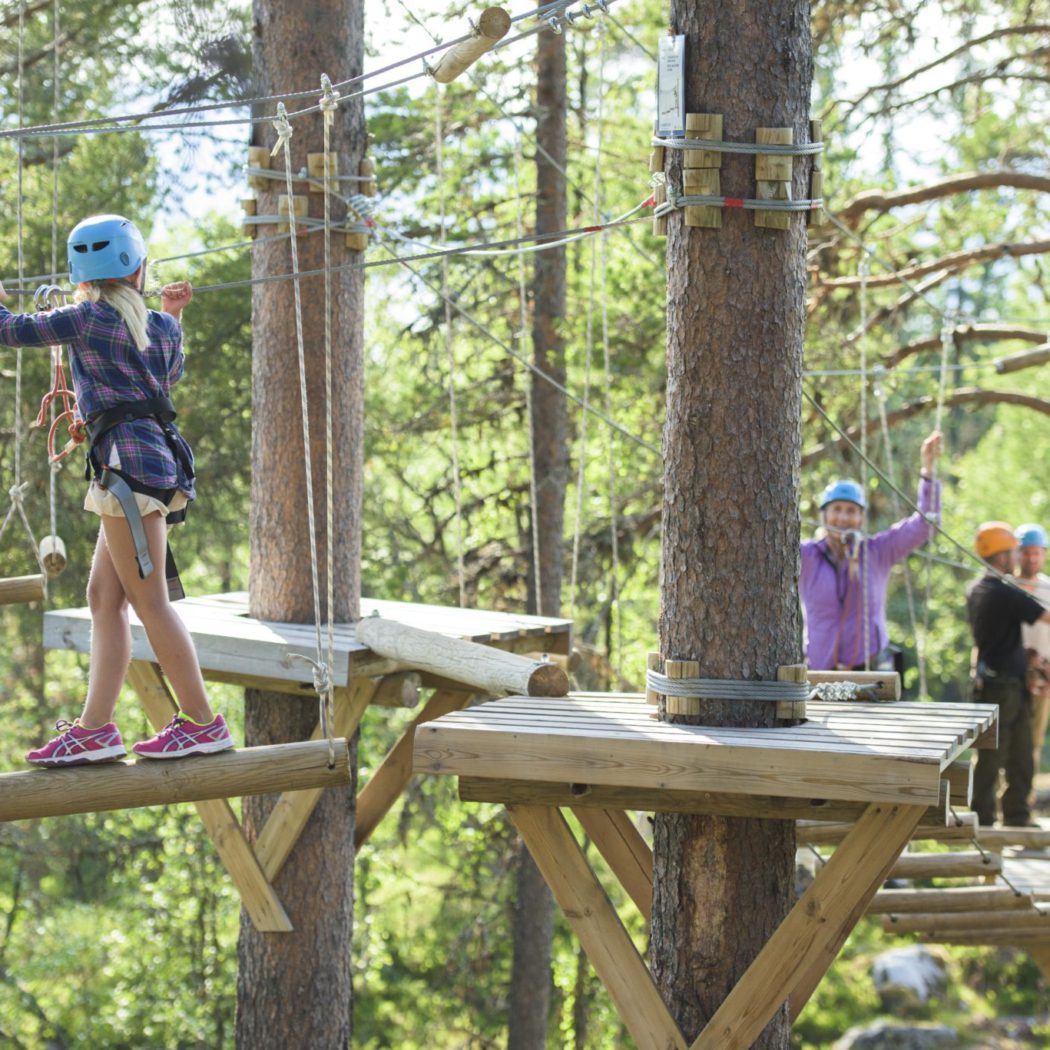 Klatring i Langedrag Naturpark. Foto: Brekkeseter Klatring i Langedrag Naturpark