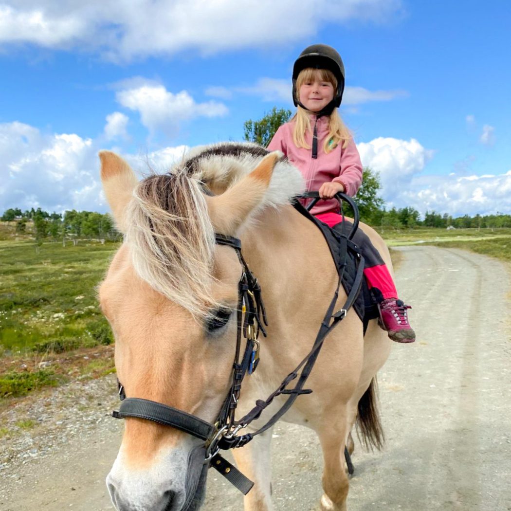 Bilde av jente på hest