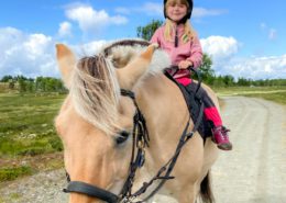 Bilde av jente på hest