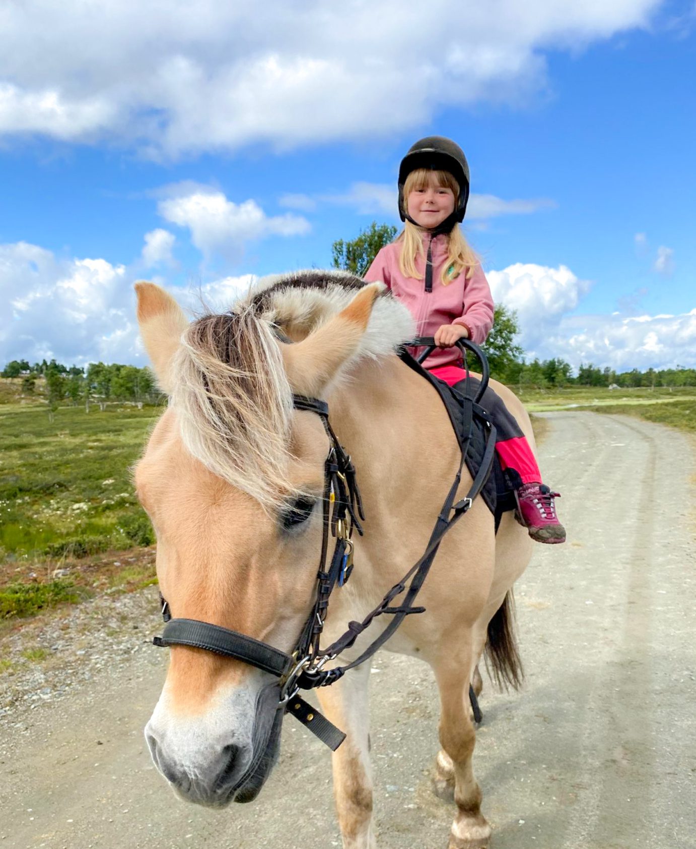 Bilde av jente på hest