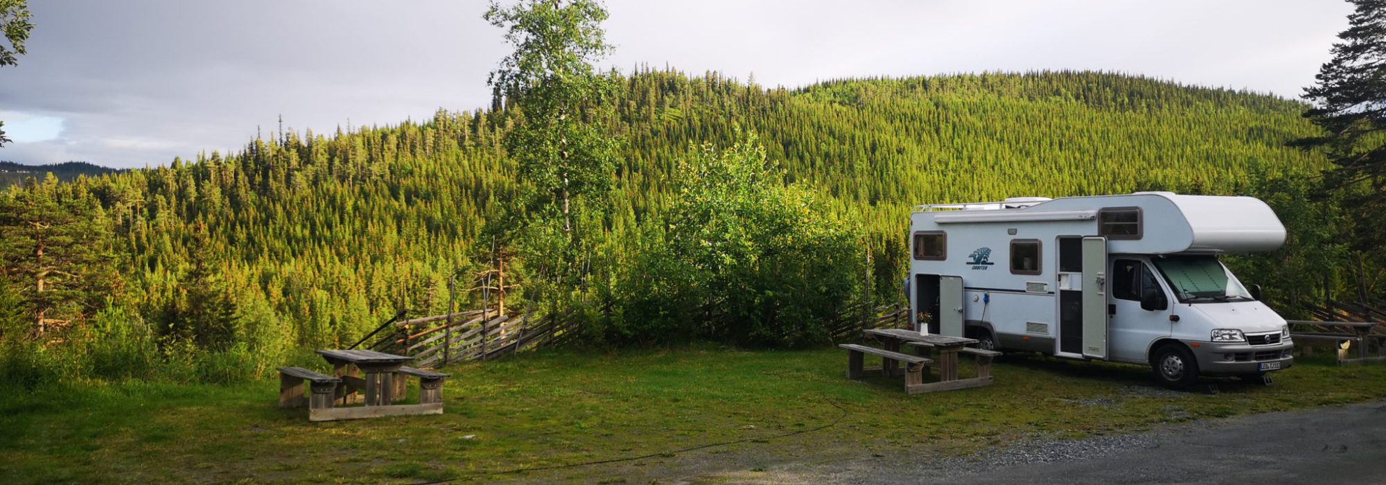 Bilde av parkert bobil på Bjørnerud Fjellgård