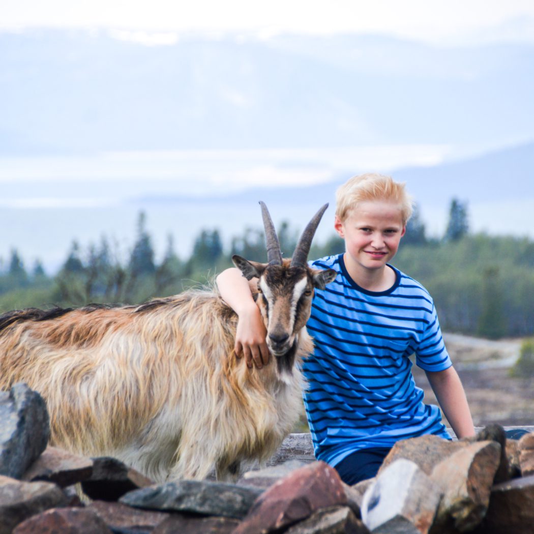 Gutt med geit. Foto Langedrag Naturpark