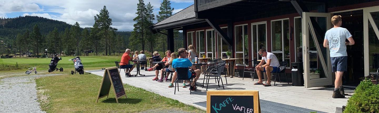 Bilde som viser inngangspartiet til kafeen til Nesfjellet Golf