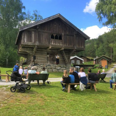 Bilde av uteområdet på Museet, viser skuespillet "Jenta på staveloftet"