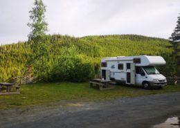 Bilde av parkert bobil på Bjørnerud Fjellgård