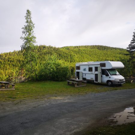 Bilde av parkert bobil på Bjørnerud Fjellgård