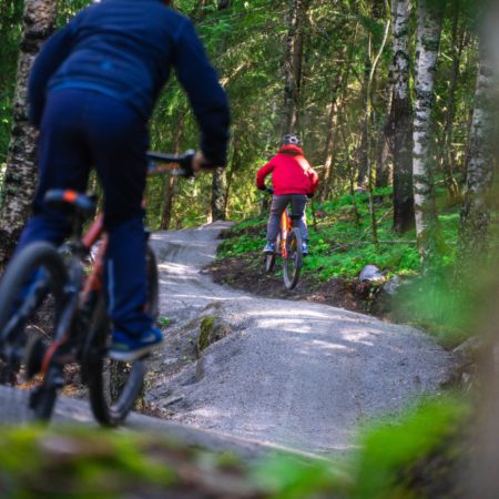 Bilde av to som sykler Storetoppstien, en del av Hallingspranget