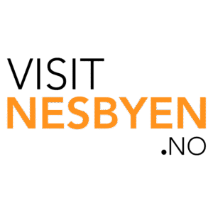 Logo Visitnesbyen stående - svart m oransje