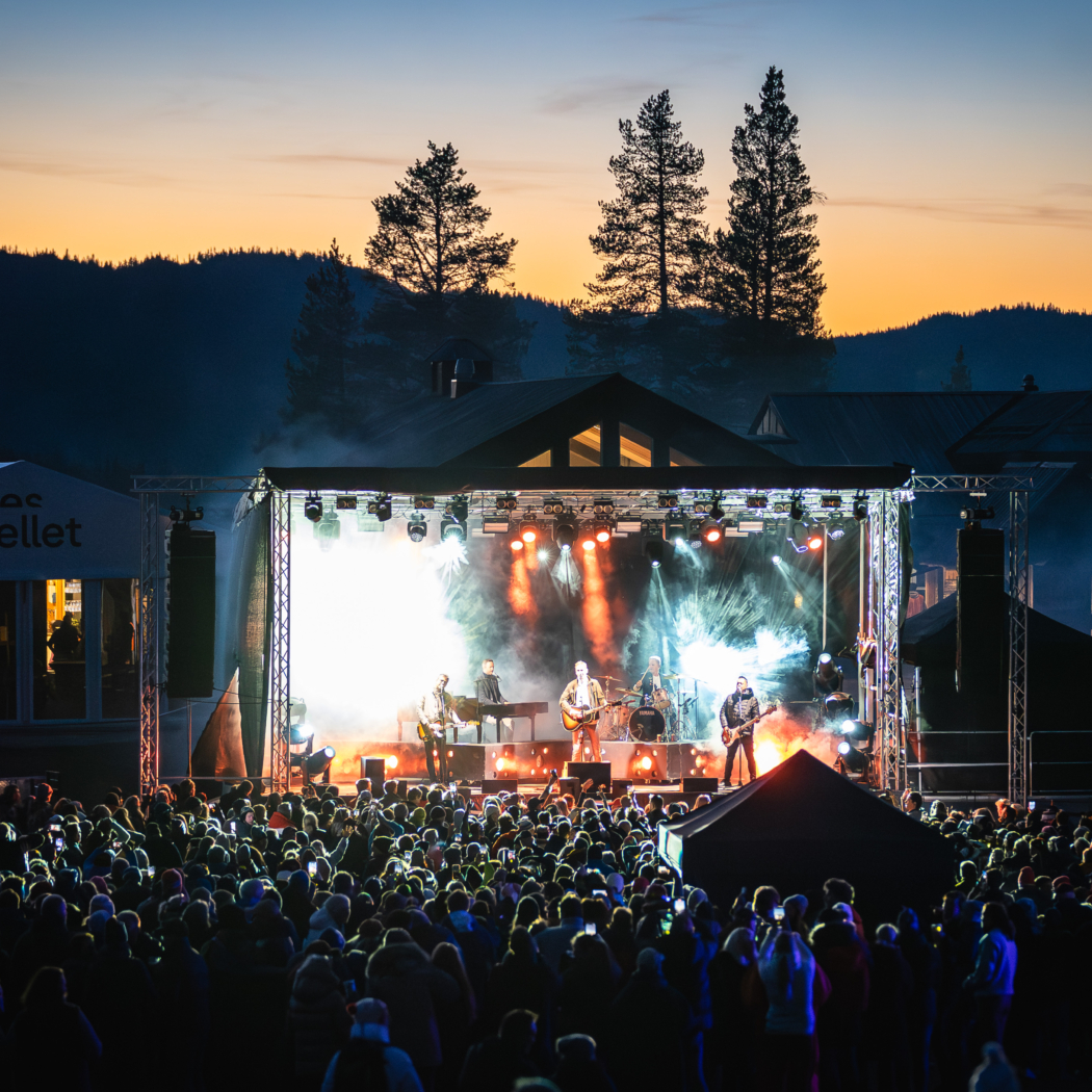 20250927 Høgt over Nesbyen - Postgirobygget og Nesbyen Soul Society. Foto Lars Storheim#84