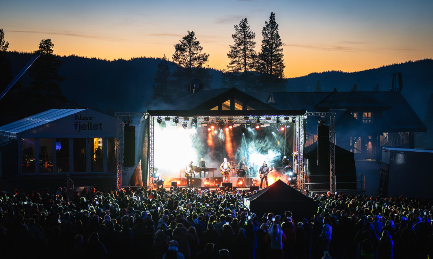 20250927 Høgt over Nesbyen - Postgirobygget og Nesbyen Soul Society. Foto Lars Storheim#84